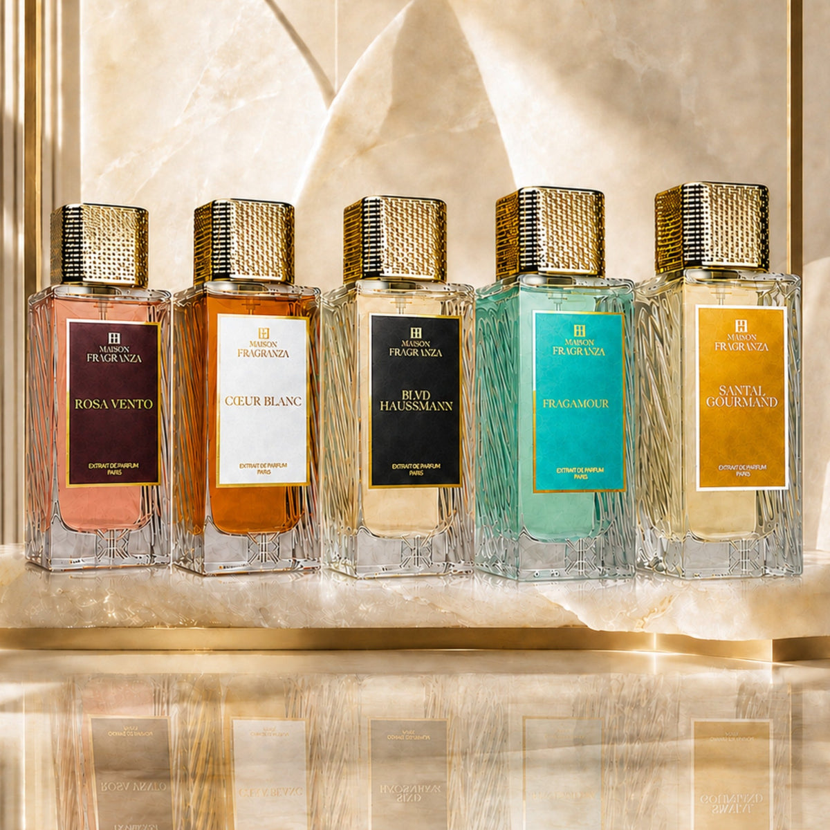 Collection de parfums Maison Fragranza sur socle en marbre : Rosa Vento, Cœur Blanc, BLVD Haussmann, Fragamour et Santal Gourmand.