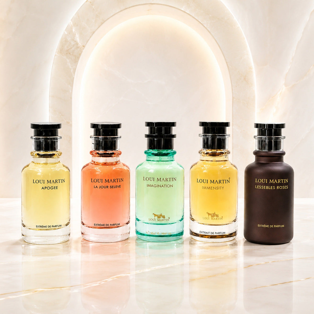 Collection de parfums Loui Martin : cinq flacons d’extrait de parfum présentés dans un décor lumineux de parfumerie de luxe.